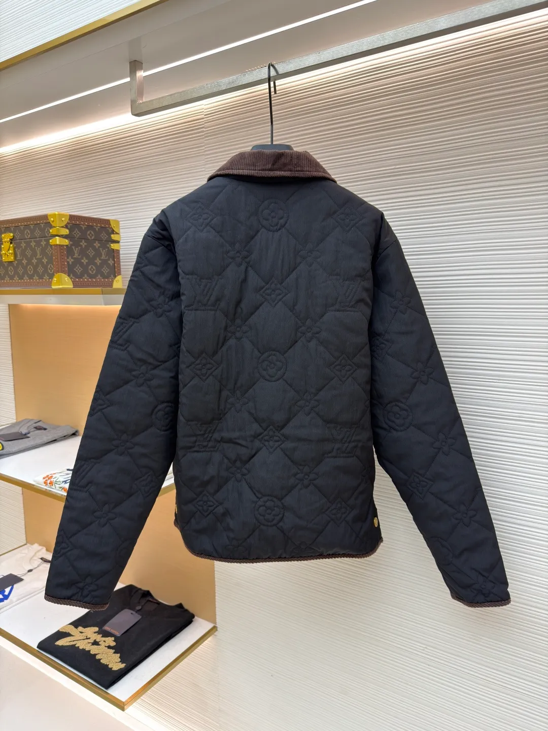LOUIS VUITTON x Tyler spliced fitted lapel jacket ●Item number: 1681561-B15 ●Material: cotton fabric ●Technology: positioning cutting machine ●Color: black ●Version: fitted version ●Weight: about 545g ●Size: 44-46-48-50 ●Description: The padded cotton jacket uses a lightweight design to control the changing seasons, showing the bright style of the brand's collaboration with Tyler, full-width Monogram Cray graphic quilting adds elegance, while contrasting corduroy collar and trim add a preppy feel. Allover embroidered quilting with corduroy collar and trim, snap closure at front, front pockets with velvet trim and snap buttons, lining, and a great upper! The overall wiring is straight and delicate, the fabric is comfortable and soft, and the color is consistent without color difference. It can be matched with the same style to create a fashionable look and control various occasions. Customized accessories, complete with three standards, same style for men and women!